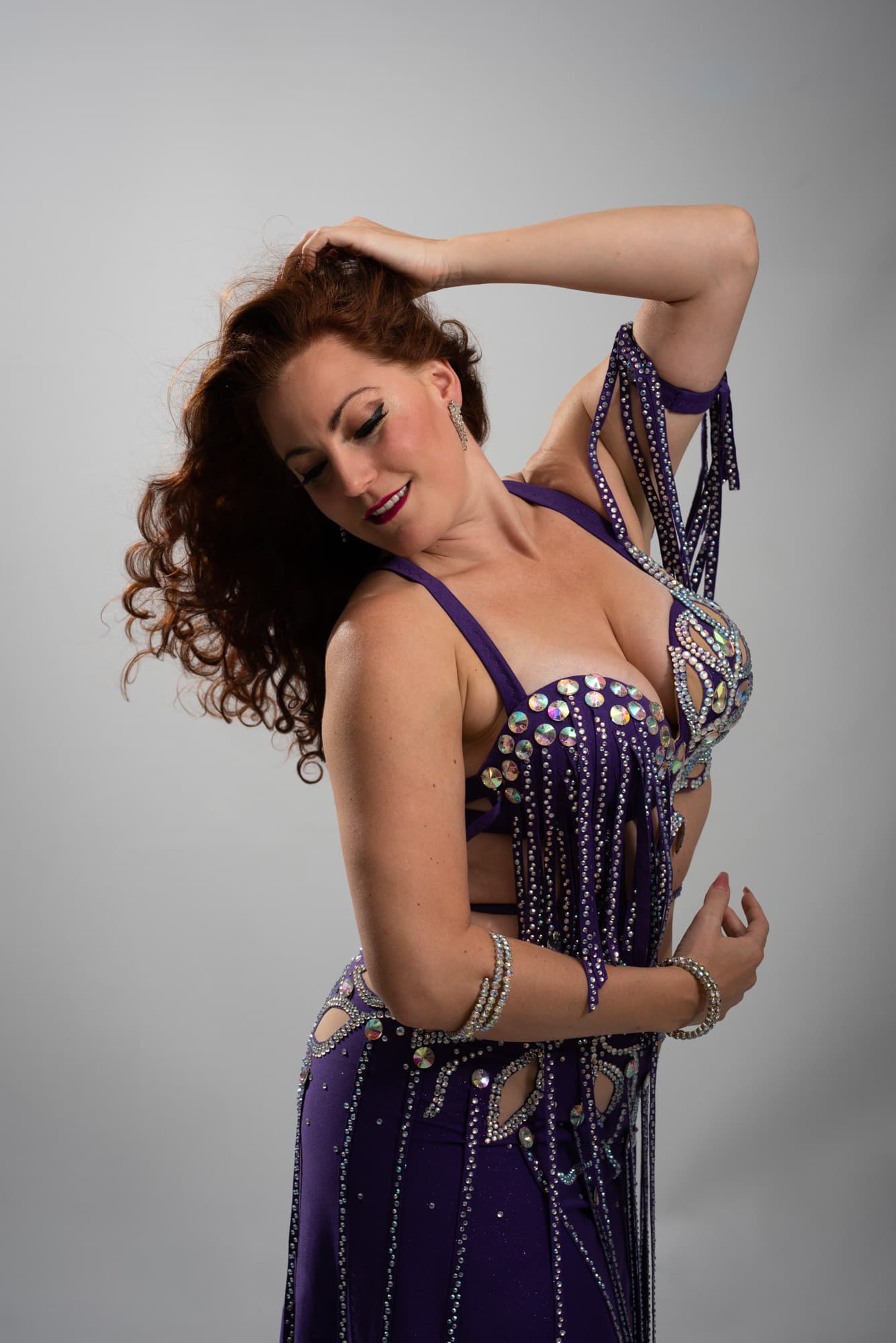 Florence en costume violet sur scène
